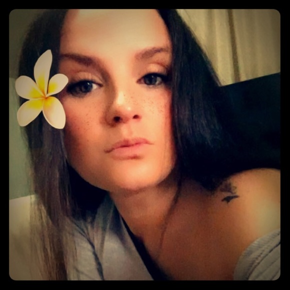 Meet your Posher, Melissa - Picture 1 of 3